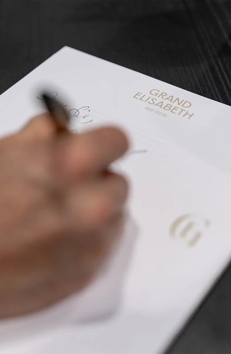 Worte wiegen mehr, wenn Räume sie tragen Notizblock des Grand Elisabeth Hotels mit eleganter Handschrift in Nahaufnahme